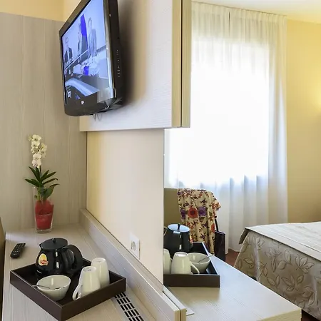 Primavera فندق ستريزا